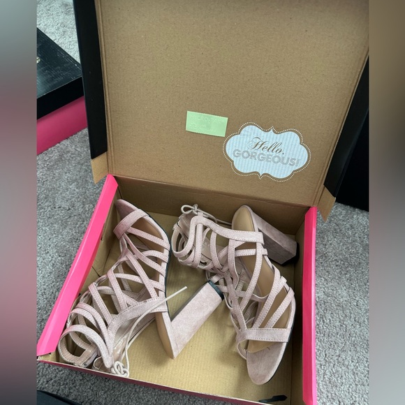 Charlotte Russe Faux Suede Chunk Heels - Picture 6 of 7